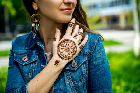 Henna Tattoo Hund he vumans trends Floral desizhn. mehendiの写真素材