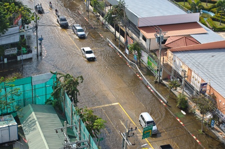 BANGKOK, THAILAND-NOVEMBER 7: Road traffic of the city during the worst monsoon flood in decades on November 7, 2011  Nuan Chan Road, bangkok, Thailand.のeditorial素材