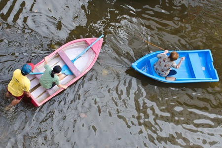 BANGKOK, THAILAND-NOVEMBER 8: People are using boats and rafts as a transportation through water during the worst flooding in decades on November 8, 2011 Ngam Wong Wan Road, bangkok, Thailand.のeditorial素材