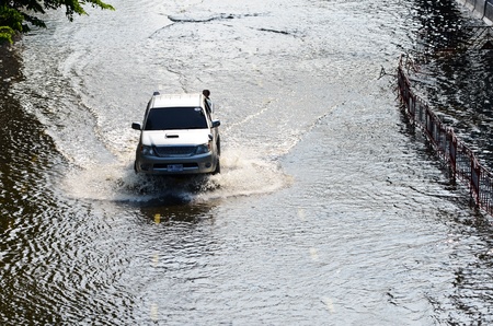 BANGKOK, THAILAND-NOVEMBER 12: Transportation of people in the streets flooded after the heaviest monsoon rain in 20 years in the capital on  November 12, 2011 Phahon Yothin Road, bangkok, Thailand.のeditorial素材