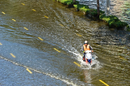 BANGKOK, THAILAND-NOVEMBER 12: Transportation of people in the streets flooded after the heaviest monsoon rain in 20 years in the capital on  November 12, 2011 Phahon Yothin Road, bangkok, Thailand.のeditorial素材