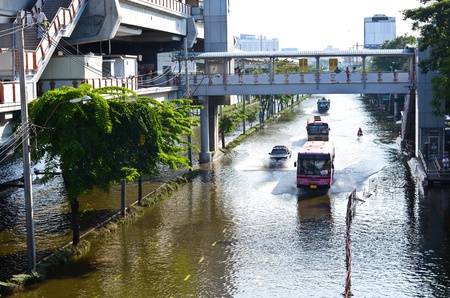 BANGKOK, THAILAND-NOVEMBER 12: Transportation of people in the streets flooded after the heaviest monsoon rain in 20 years in the capital on  November 12, 2011 Phahon Yothin Road, bangkok, Thailand.のeditorial素材