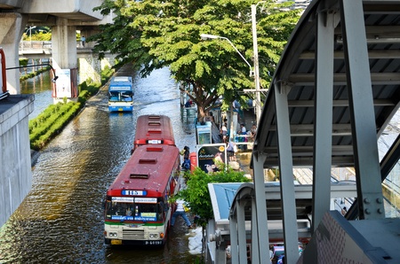 BANGKOK, THAILAND-NOVEMBER 12: Transportation of people in the streets flooded after the heaviest monsoon rain in 20 years in the capital on  November 12, 2011 Phahon Yothin Road, bangkok, Thailand.のeditorial素材