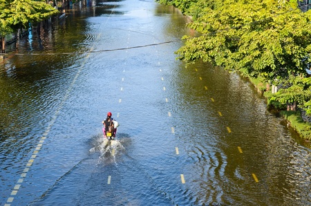 BANGKOK, THAILAND-NOVEMBER 12: Transportation of people in the streets flooded after the heaviest monsoon rain in 20 years in the capital on  November 12, 2011 Phahon Yothin Road, bangkok, Thailand.のeditorial素材