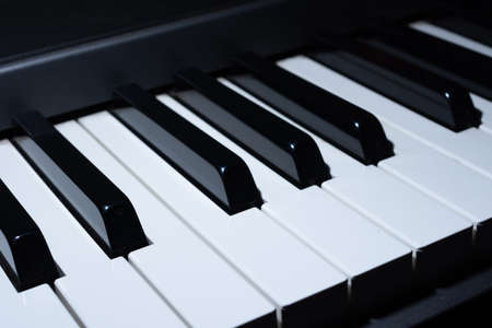 Be playing the paino instrument , Musical idea