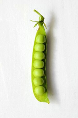 Fresh raw organic green peas close up photographの写真素材