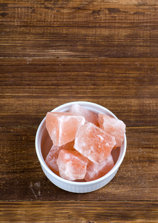 Himalayan pink rock salt on wooden backgroundの写真素材