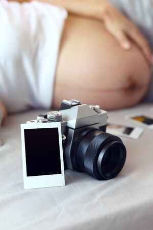 empty blank picture photo with camera for design your memories image of mother pregnant with love a baby in fetusの写真素材