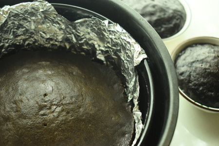 brown chocolate cake bake on aluminum foil paperの写真素材