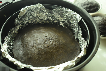 brown chocolate cake bake on aluminum foil paperの写真素材