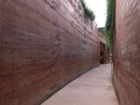 Walkway between wallsの素材