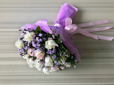 Flower bouquet on marble tableの素材