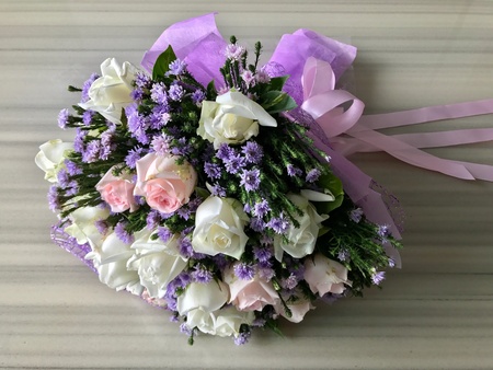 Flower bouquet on marble tableの素材