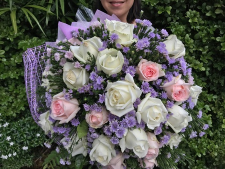 Woman with flower bouquetの素材