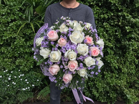 Man with flower bouquetの素材