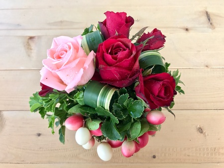 Rose bouquet on wooden floorの素材