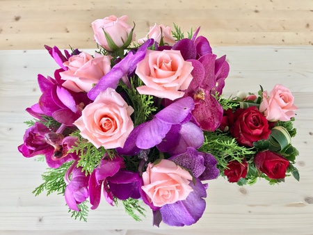 Rose bouquet on wooden floorの素材
