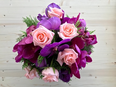 Rose bouquet on wooden floorの素材