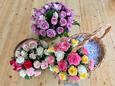Flower basket on wooden floorの素材
