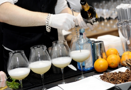  barman mixing an alcoholic cocktailの写真素材