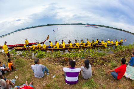 Chonburi-Nov 24 : The annual and locally very popular Pattaya Long Boat Races on November 24,2013 at Lake Mabpratchan of Pattaya City, Chonburi Thailand.のeditorial素材