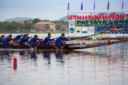 Chonburi-Nov 24 : The annual and locally very popular Pattaya Long Boat Races on November 24,2013 at Lake Mabpratchan of Pattaya City, Chonburi Thailand.のeditorial素材