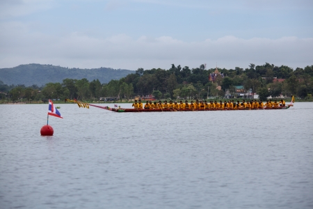 Chonburi-Nov 24 : The annual and locally very popular Pattaya Long Boat Races on November 24,2013 at Lake Mabpratchan of Pattaya City, Chonburi Thailand.のeditorial素材