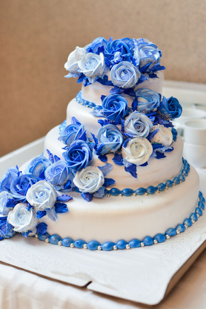 Wedding cake with red roses wedding cakeの写真素材