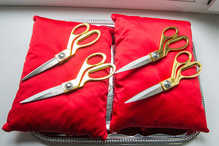 Hairdresser's scissors. Scissors on a red pillow. Barbers scissors. scissors pillow redの写真素材