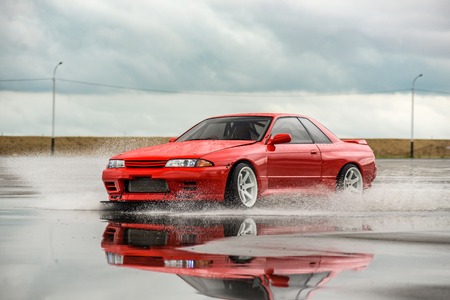 driver drives a Nissan skyline R 32 red, on pools 9 July 2016 in Khabarovsk, Russiaのeditorial素材