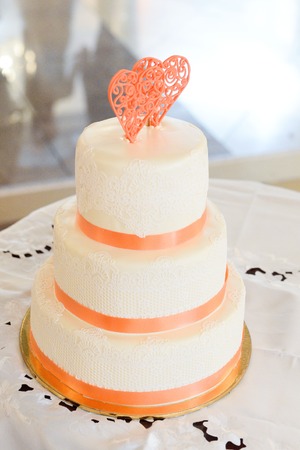 Wedding cake with red roses wedding cakeの写真素材