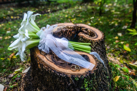 still life with wedding bouquet and wedding ringsの写真素材