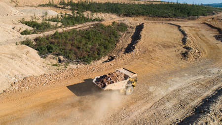 Dump truck Truck transports in the career of the ground