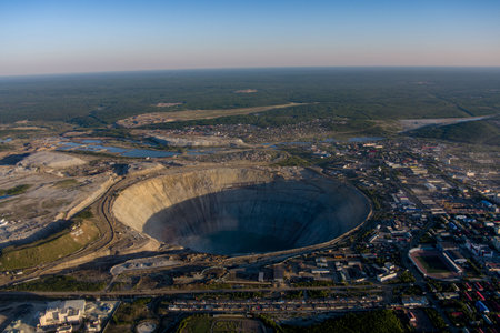 Kimberlite pipe Mir. indigenous diamond deposits. On the way to the bottom of the spiral 8 kilometers. Diameter 1200 meters depth of 525 meters. Yakutia, northern Russia.の素材 [FY310194817912]