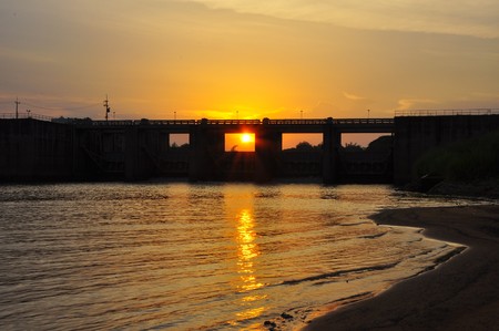 Sunset at Makham-Sung Dam ,Thailandの写真素材