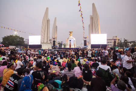 BANGKOK-December 9 : The Thai people protest against the government of Yingluck Shinawatra on the road around Democracy Monument  on December 9, 2013 in Bangkok, Thailand.のeditorial素材