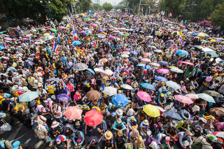 BANGKOK-December 9 : The Thai people protest against the government of Yingluck Shinawatra on the road around Government House  on December 9, 2013 in Bangkok, Thailand.のeditorial素材