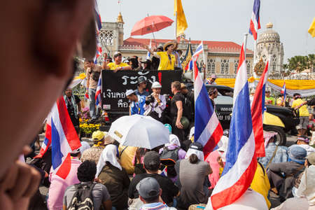 BANGKOK-December 9 : The Thai people protest against the government of Yingluck Shinawatra on the road around Government House  on December 9, 2013 in Bangkok, Thailand.のeditorial素材