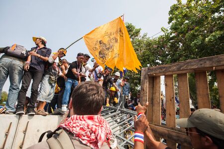 BANGKOK-December 9 : The Thai people protest against the government of Yingluck Shinawatra destroy barrier together on the road around Government House  on December 9, 2013 in Bangkok, Thailand.のeditorial素材