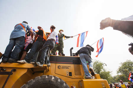 BANGKOK-December 9 : The Thai people protest against the government of Yingluck Shinawatra destroy barrier together on the road around Government House  on December 9, 2013 in Bangkok, Thailand.のeditorial素材