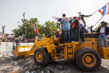 BANGKOK-December 9 : The Thai people protest against the government of Yingluck Shinawatra destroy barrier together on the road around Government House  on December 9, 2013 in Bangkok, Thailand.のeditorial素材