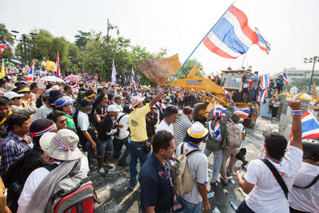 BANGKOK-December 9 : The Thai people protest against the government of Yingluck Shinawatra destroy barrier together on the road around Government House  on December 9, 2013 in Bangkok, Thailand.のeditorial素材