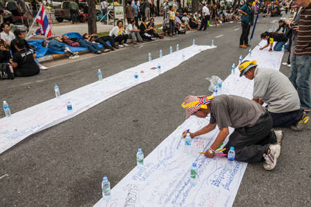 BANGKOK-November 7: The Thai people protest against the government of Yingluck Shinawat on Ratchadamnoen road on November 7, 2013 in Bangkok, Thailand.のeditorial素材