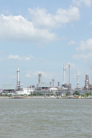Petroleum refinery plant along river   のeditorial素材