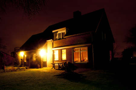 huis in het donkerのeditorial素材