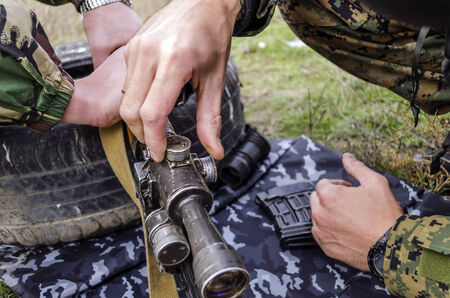 setting sniper scope hunter before huntingの写真素材