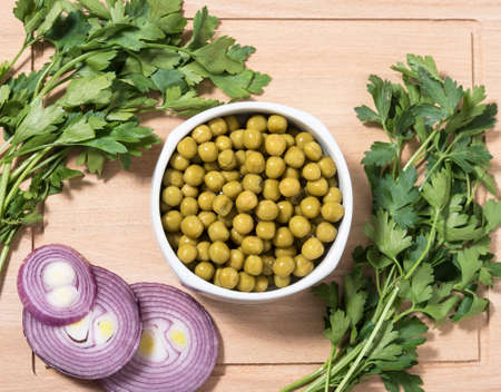Marinated green peas in bowlの写真素材