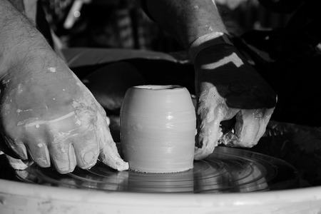 remove the clay pot from the pottery wheel with the help of a stringの写真素材