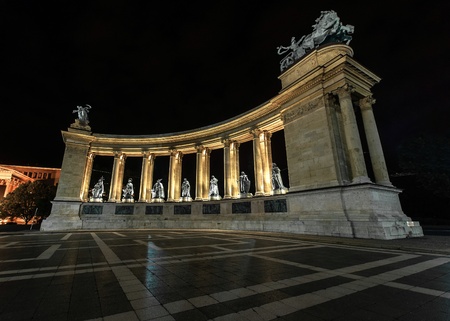 Heroes square in Hungary at night angle shotのeditorial素材