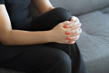 Pain In Knee. Close-up Female Leg With Painful Knees. Woman Feeling Joint Pain, Having Health Issues And Touching Leg With Hands. Body And Health Care Concept.の写真素材